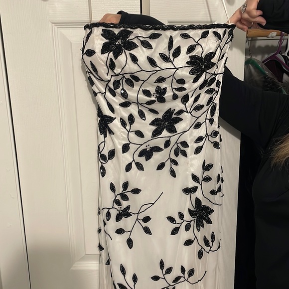 Size XXS. Worn once. White strapless dress with black beading - Picture 1 of 5